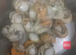 Illustration of how to make warm whole clams with golden needles 2