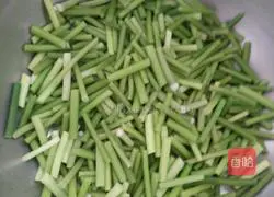 Illustration of how to stir-fry bacon with garlic sprouts 2