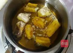 Illustration of how to make sweet and sour pork ribs with yam and chestnut 4