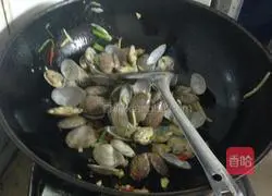 Illustration of how to stir-fry scallops with ginger and scallions 7