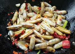 Illustration of how to make fried razor clams with garlic flavor and chopped pepper 5