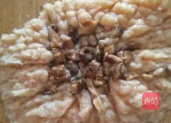 Illustration of how to make steamed chicken and cucumber rolls 3