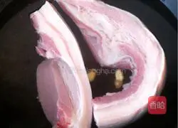 Illustration of how to make garlic twice-cooked pork 1