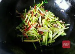 Illustration of how to make fried beef with celery 6