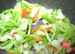 Illustration of how to stir-fry celery with lilies 16