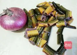 Illustration of how to make fried eel with onions 1