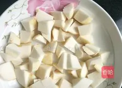 Illustration of how to make steamed pork ribs with taro and chopped pepper 1