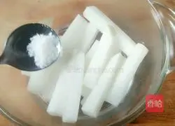 Illustration of how to make spicy radish strips 3
