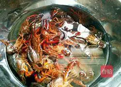 Illustration of braised crayfish in oil 2