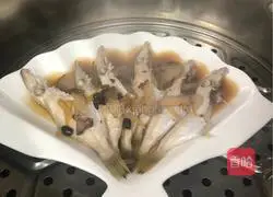 Cantonese style - Steamed Braised Fish with Bacon and Black Bean Flavor Illustration 5