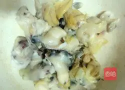 Illustration of how to make spicy fried conch meat 1