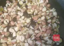 Illustration of how to stir-fry pork belly with garlic sprouts and peanuts 4