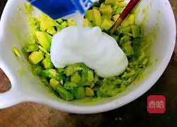 Illustration of how to make avocado and seafood salad 6