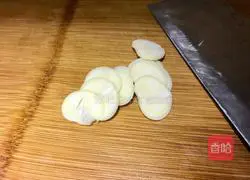 Illustration of how to stir-fry celery with lilies 3