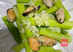 Illustration of how to mix mussels with asparagus 9