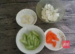 Illustration of how to cook celery and lily 1