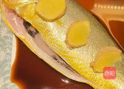 Illustration of how to make steamed large yellow croaker 2