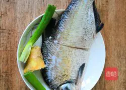 Illustration of how to make steamed Wuchang fish 1