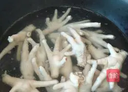 Illustration of how to make salt-baked chicken feet 1