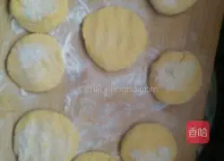 Illustration of how to make mashed potato stuffed pumpkin buns 13