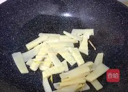 Illustration of how to make fried sea clams with sour bamboo shoots 5