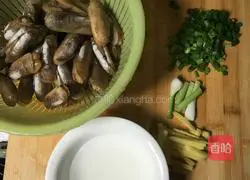 Illustration of how to stir-fry razor clams with ginger and green onion 3