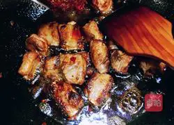 Illustration of how to make Sichuan style potato-roasted pork ribs 8
