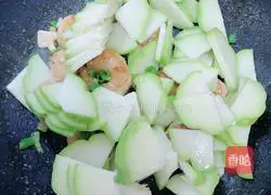 Illustration of how to make tomato sauce, chayote and shrimp 11