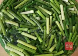 Illustration of how to stir-fry five-spice pig ears with garlic moss 2