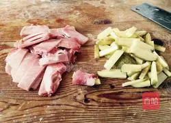 Illustration of the potato version of sweet and sour pork ribs 1