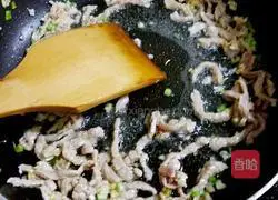 Illustration of how to make spicy shredded pork fried rice 3