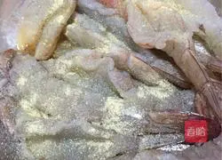 Illustration of how to make golden anchovy shrimp 5