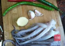 Illustration of how to make fried squid tentacles with pepper 1