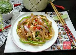 Illustration of how to stir-fry shredded pork with green peppers and onions 8