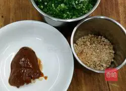 Sichuan Illustration of how to make dandan noodles 1