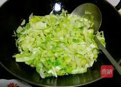 Cooked cabbage Illustration of how to make twice-cooked pork with vermicelli 5