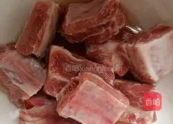 Illustration of how to make sweet and sour pork ribs with yam and chestnut 1