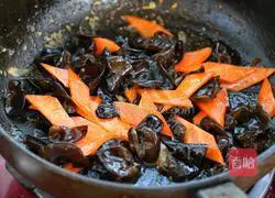 Illustration of how to make carrots, fungus and chicken slices 6