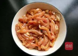 Illustration of how to stir-fry shredded pork with chives and moss 11