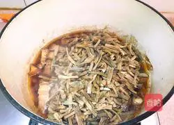 Illustration of how to make braised meat with dried beans 17