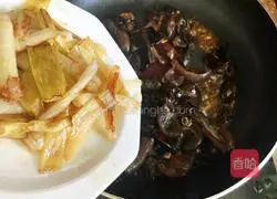 Illustration of how to stir-fry sea cucumber with green onion 11