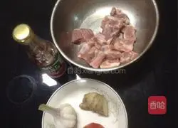 Illustration of how to make pork ribs in tomato sauce 1