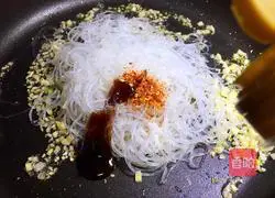 Minced garlic Illustration of how to make steamed oysters with vermicelli 9
