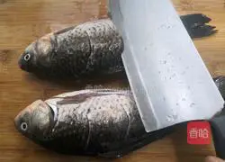  Illustration of how to make scallion-flavored crucian carp 2