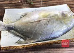 Illustration of how to make steamed golden pomfret 2