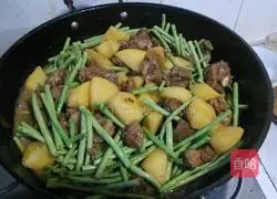 Illustration of how to make potato-roasted pork ribs and cowpeas with five flavors 5