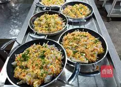 Illustration of how to make pan-fried golden garlic shrimp 11