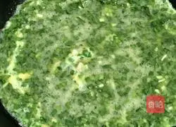 Illustration of how to make fried eggs with diced leeks 4