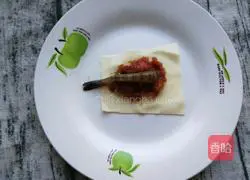 Illustration of how to wrap shrimps in wonton skins 12