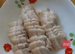 Illustration of how to stir-fry twice-cooked pork with green pepper 3